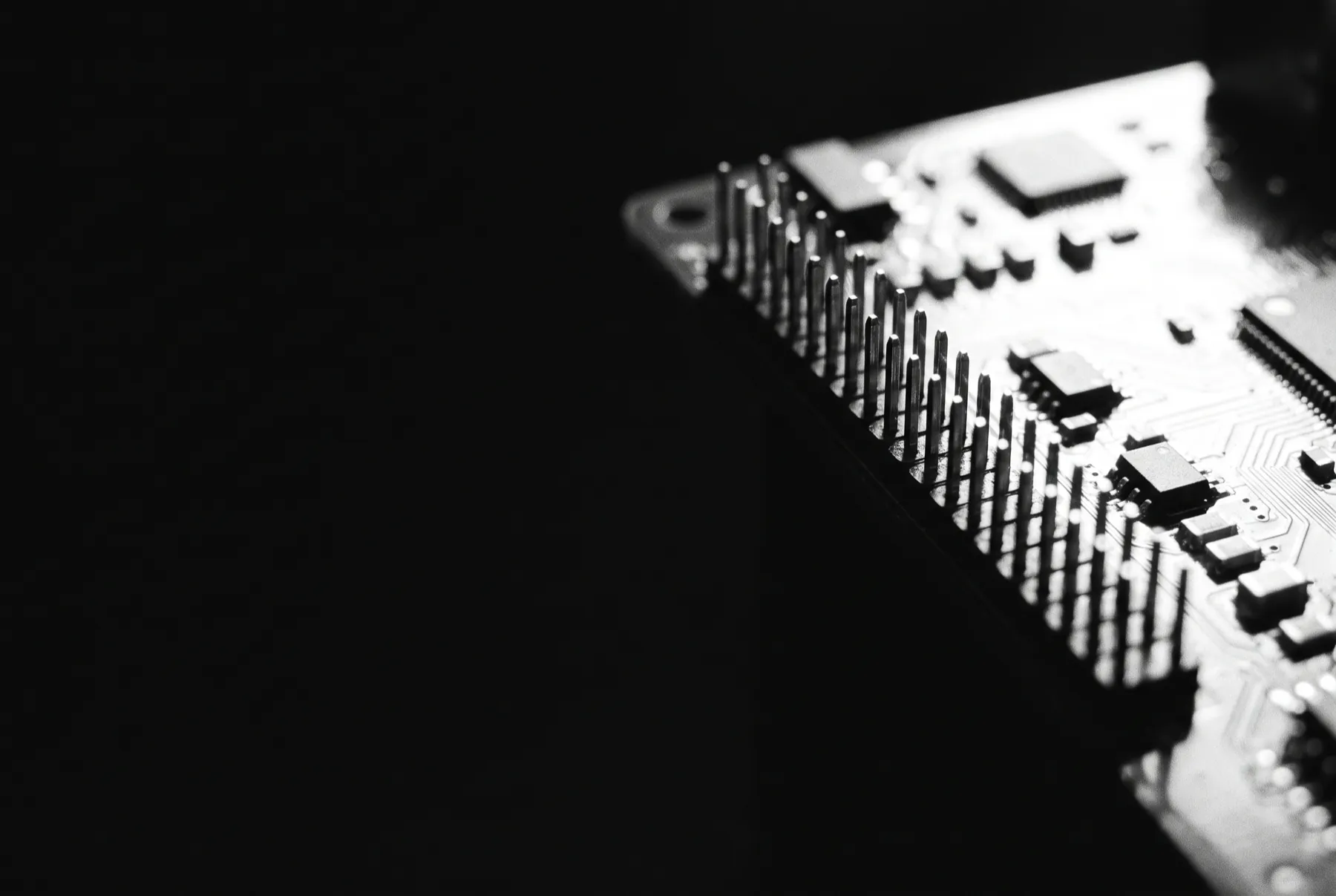 Détail macro d’une carte électronique en lumière rasante
